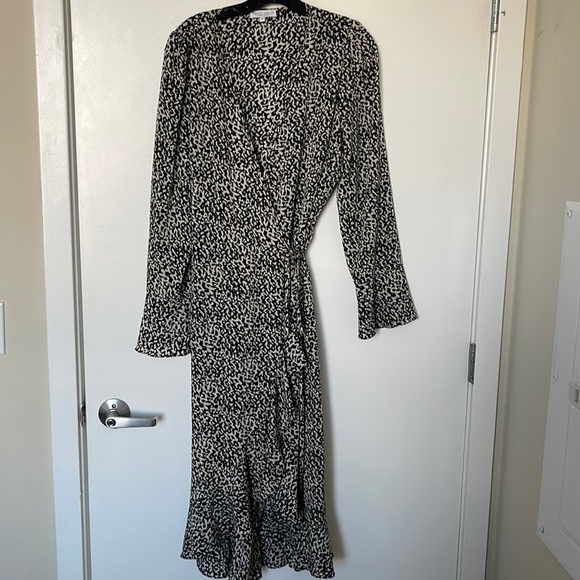 PRETTY LAVISH BLACK PRINT RUFFLE TIE WRAP MAXI DRESS - Picture 1 of 4